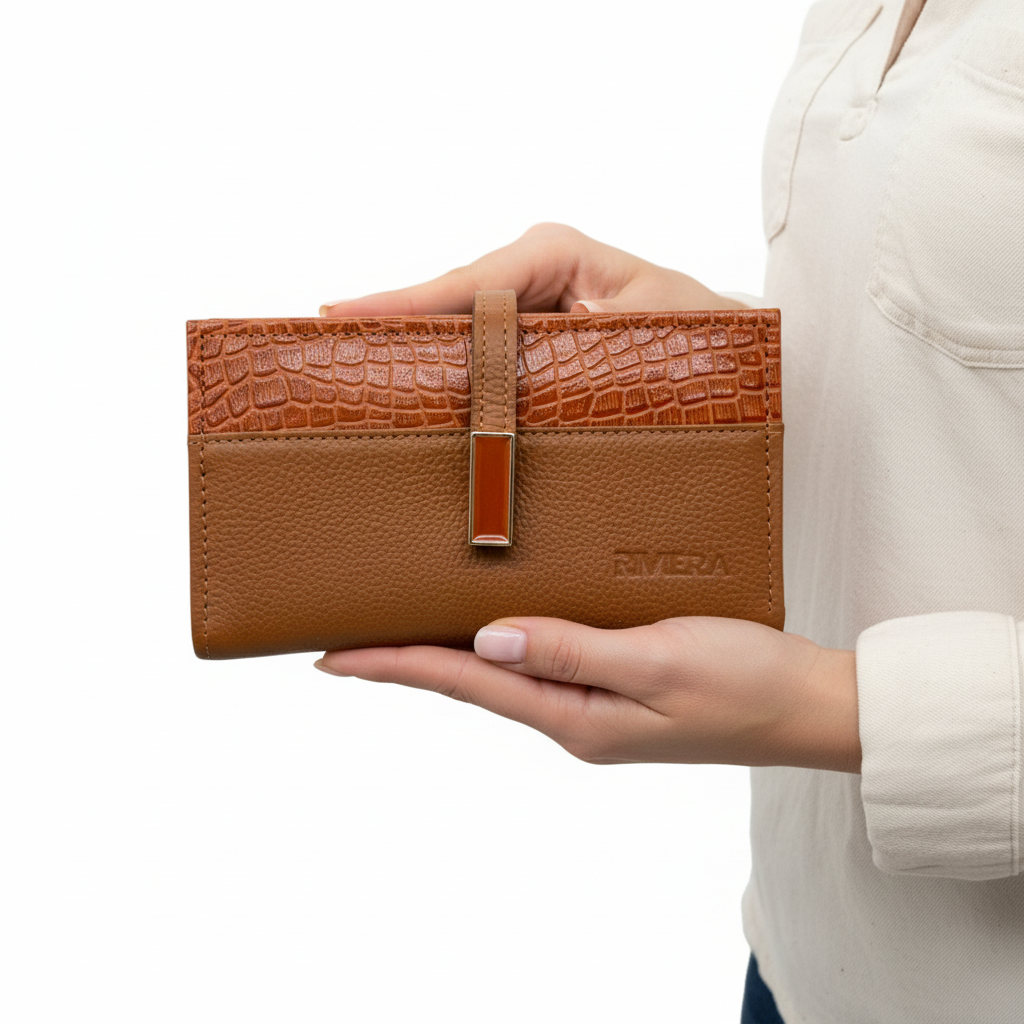 Elena Textured Large Wallet - Modelo Mujer Fondo Blanco