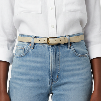 The Iris Skinny Leather Belt - Modelo Piel Negra Fondo Blanco