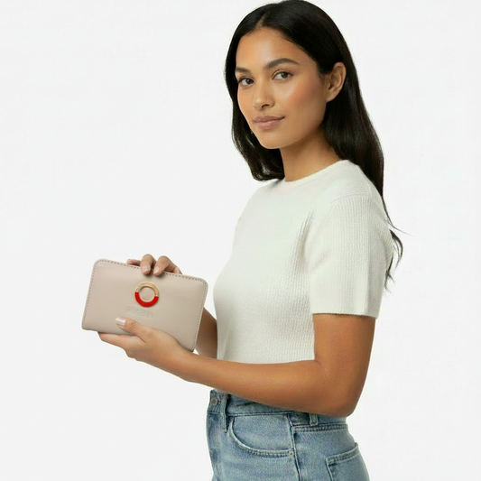 Sophia wallet con modelo mujer piel trigueña fondo blanco