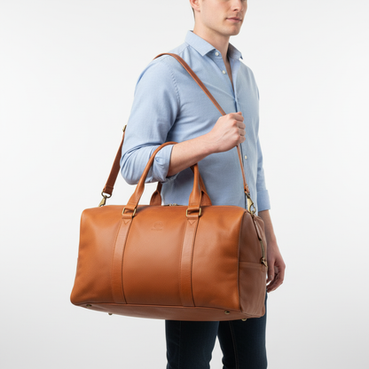 Gael duffle bag con modelo hombre piel blanca fondo blanco