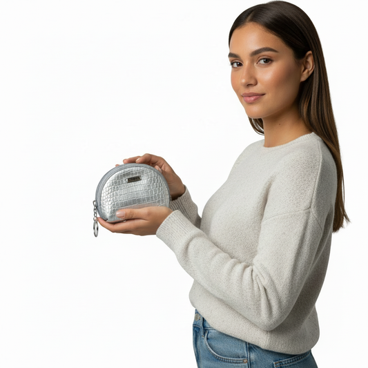 Luna leather pouch modelo piel trigueña fondo blanco