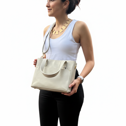 Camila Mini Tote - Beige - Modelo AI casual fondo blanco