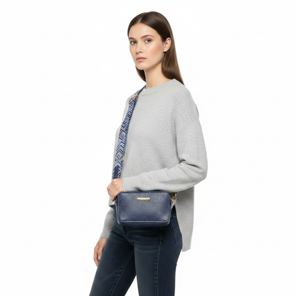 Modelo con bolso real